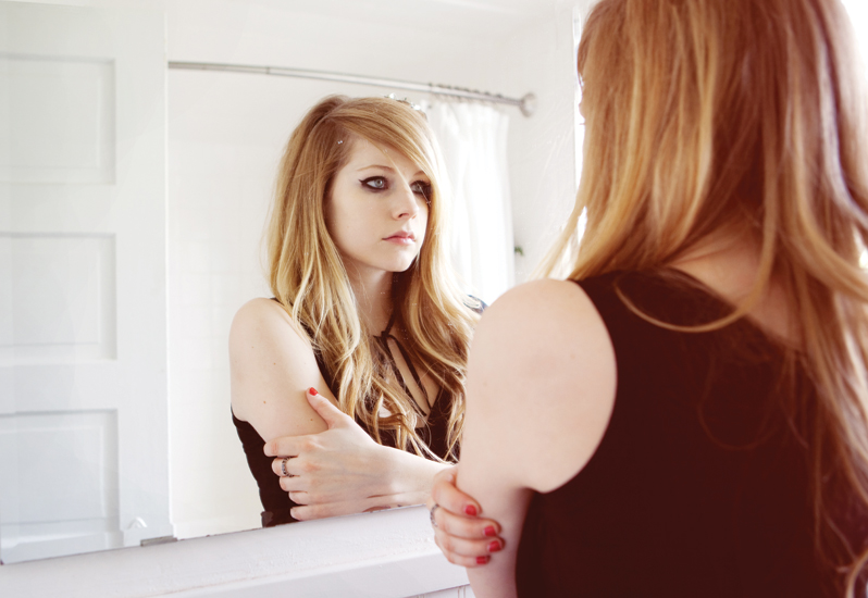 Avril Lavigne a színpadon tombol új klipjében