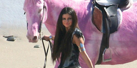 Selena Gomez kivágatta a rózsaszín lovakat