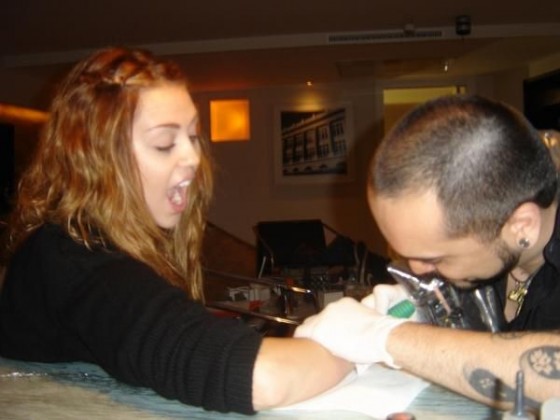 Miley Cyrus jelentőségteljes tetoválása