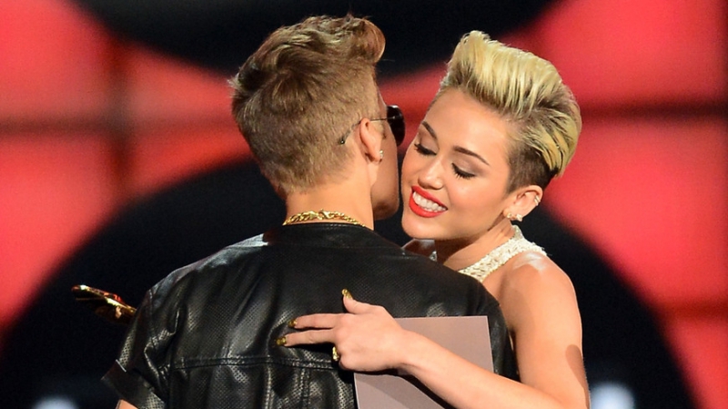 Miley Cyrus kiáll Justin Bieber mellett 