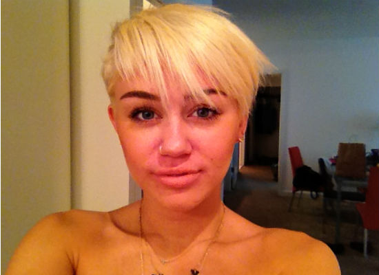 Miley Cyrus szerepet kap a Két pasi – meg egy kicsi új évadjában