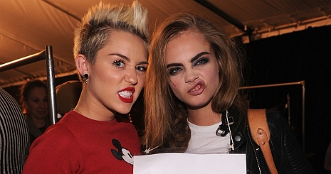 Miley Cyrus most már nőkre is bukik — fotó