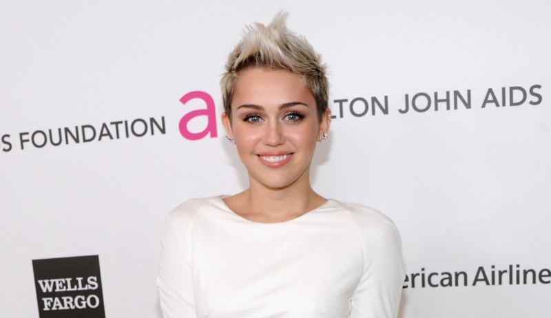 Miley Cyrus nem hordja az eljegyzési gyűrűjét