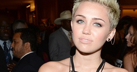 Miley Cyrus villantott