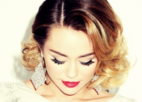Miley Cyrust vallásgyalázónak titulálták