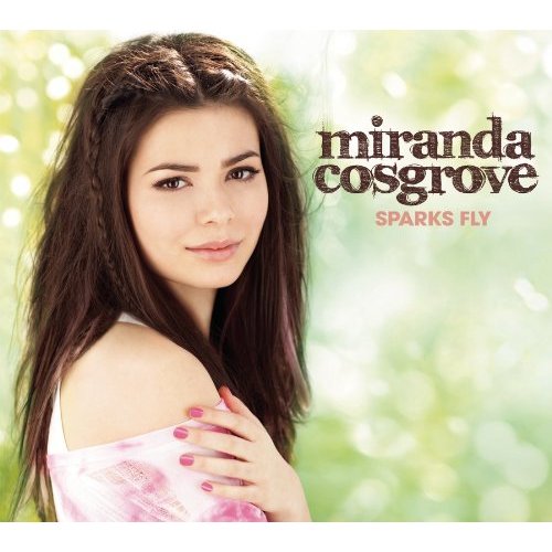 Miranda Cosgrove az éneklésre koncentrál