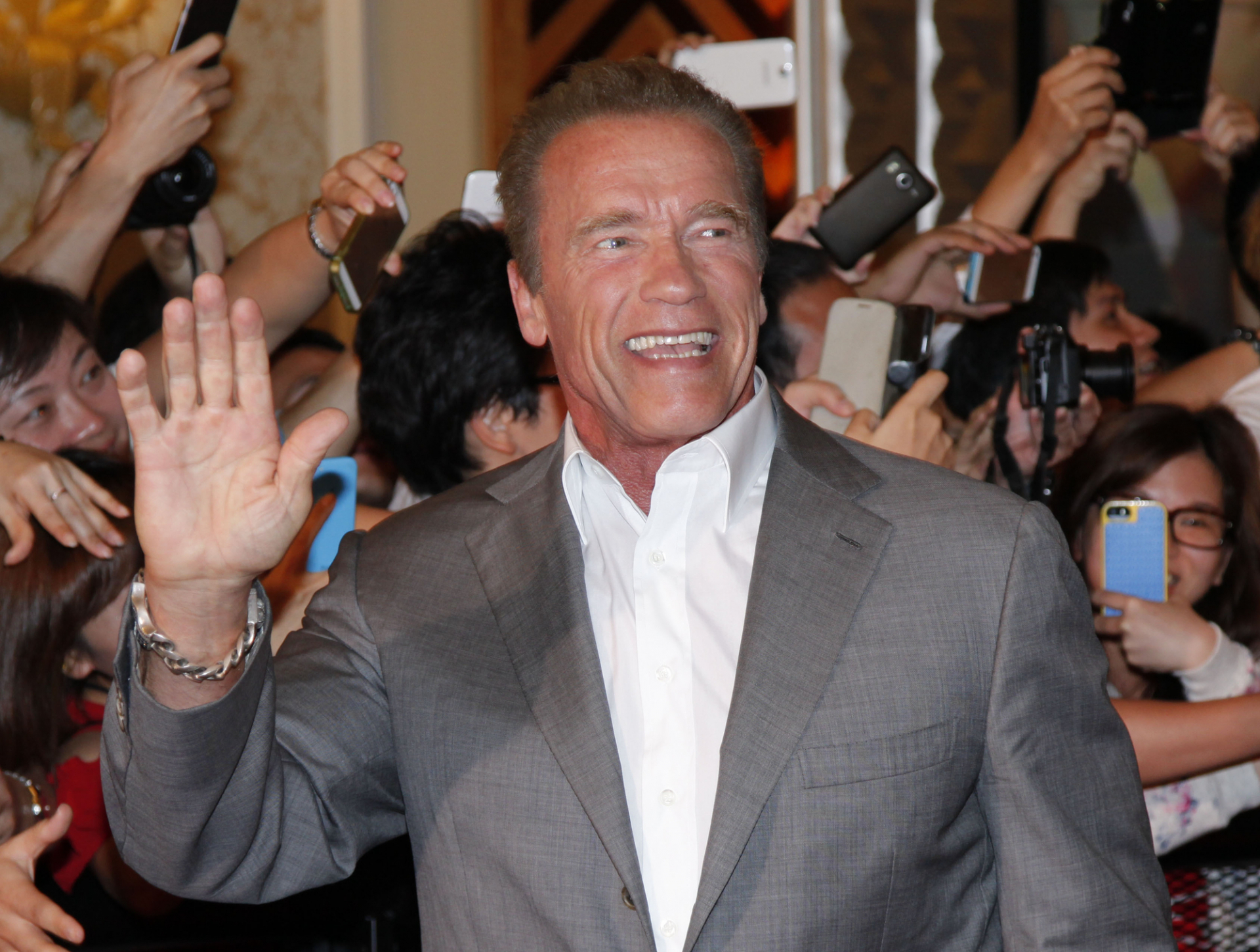 Most akár Arnold Schwarzenegger is lehet a személyi edződ