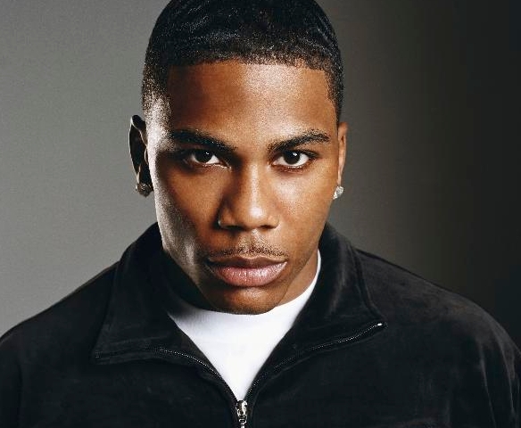 Nelly továbbhasít