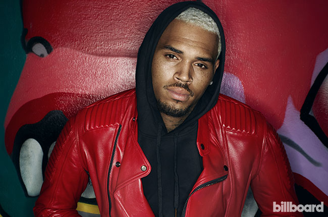 Nem hiszed el, miért perli Chris Brownt az egyik rajongója!