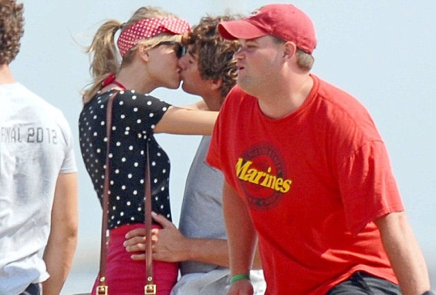 Nyilvánosság előtt csókolózott Taylor Swift és Conor Kennedy