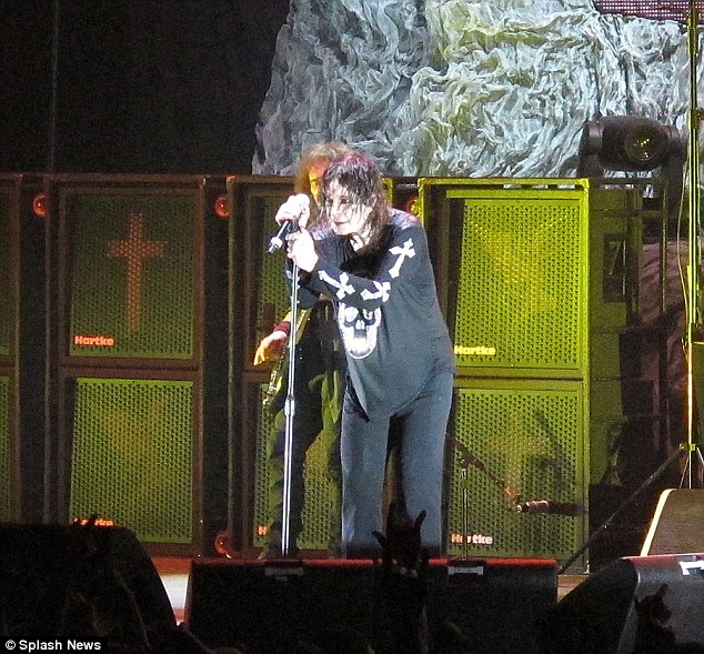 Ozzy Osbourne teljes erőbedobással dolgozik