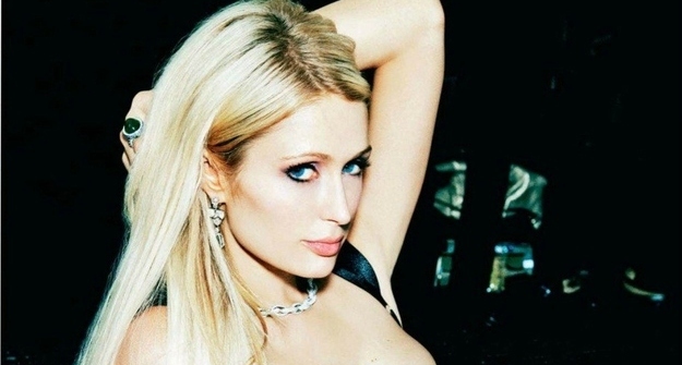 Paris Hilton ismét ledobta ruháit