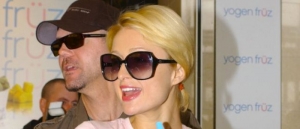 Paris Hilton tökkel eteti az árvákat