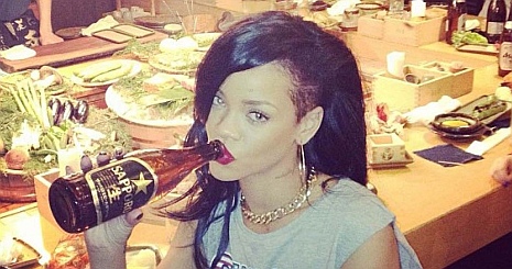 Rihanna ismét hajszínt váltott