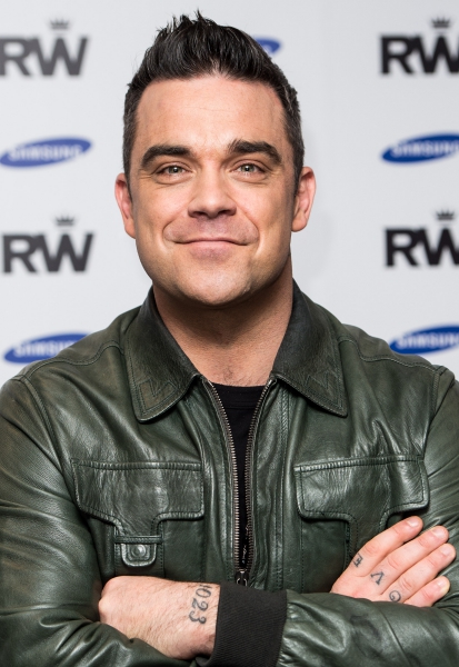 Sokk! Robbie Williams vesz majd lányának drogokat!