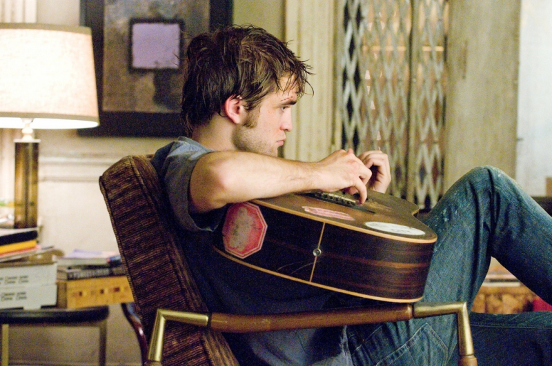 Robert Pattinson énekesi babérokra tör?