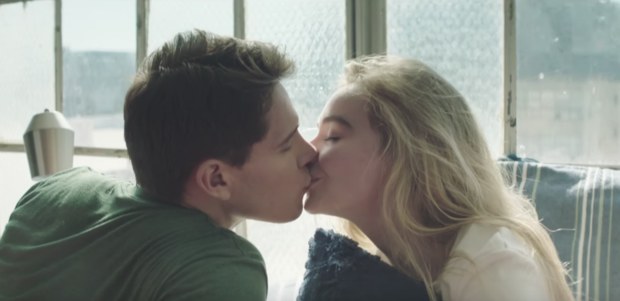 Sabrina Carpenter új kisfilmjében a Riverdale sztárjával csókolózik – klippremier
