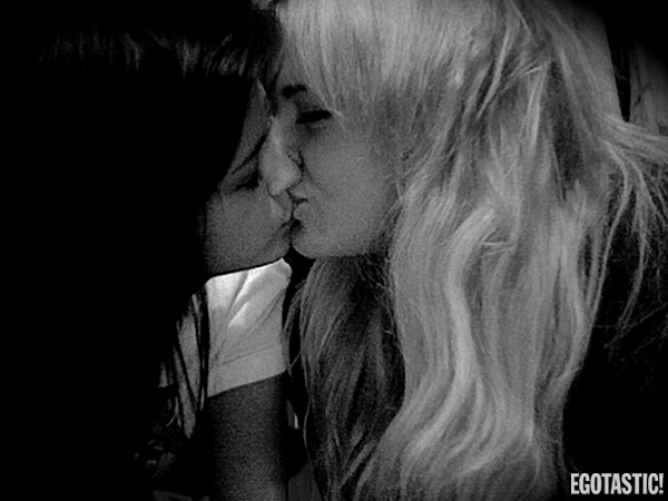 Selena Gomez egy lánnyal csókolózott