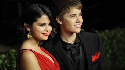Selena Gomez: „Justin remekül csókol”