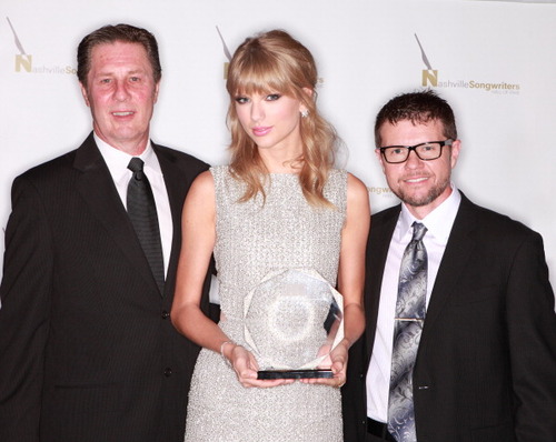 Taylor Swift lett az év előadója