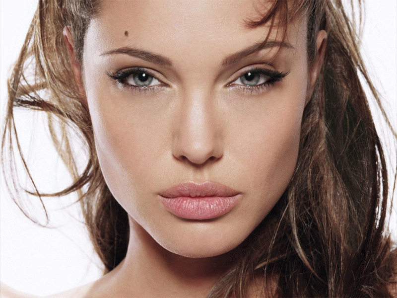 Teljesen szétretusálták Angelina Jolie arcát