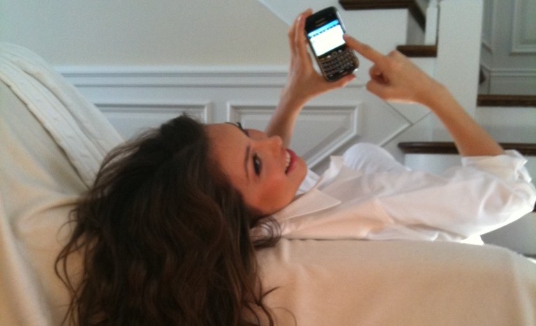 Thalía még fotózás közben is twitterezik