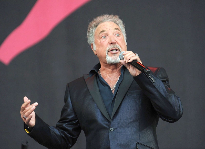 Tom Jones szerint Simon Cowell alkalmatlan zsűritag