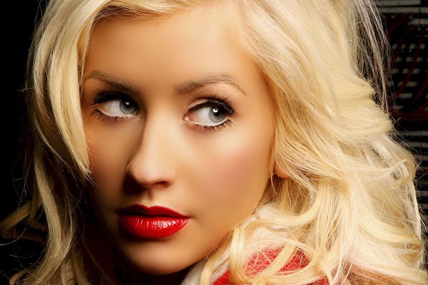 Christina Aguilera lemezborítót koppint