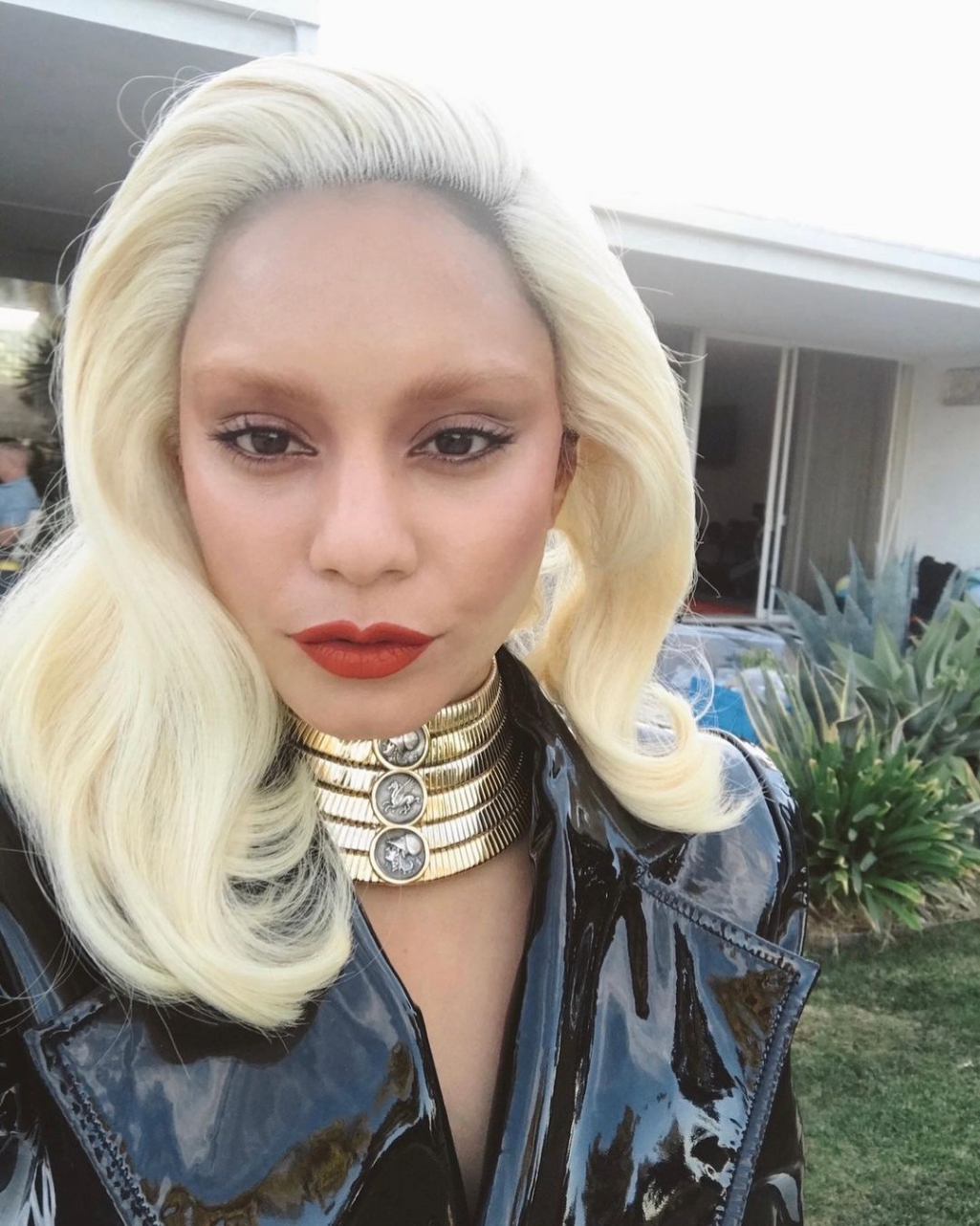 Vanessa Hudgens Lady Gagának öltözött - így fest szőke hajjal a híresség