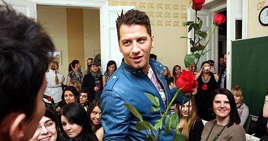 Vastag Csaba rózsákat osztogatott