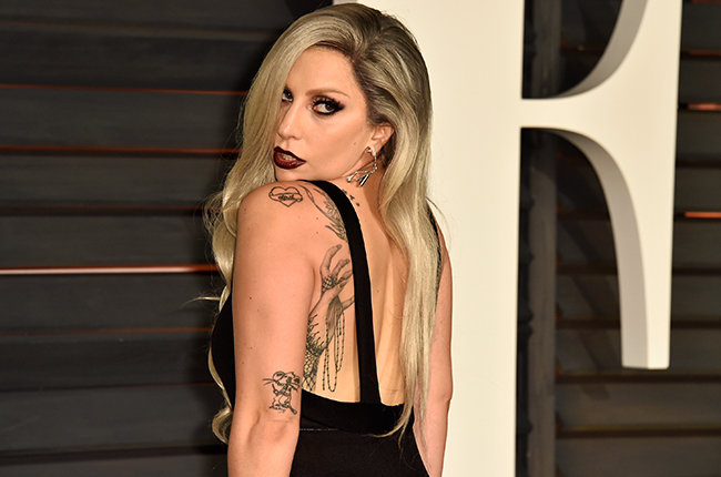 Versengenek a divattervezők Lady Gaga kegyeiért