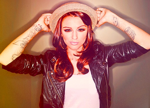 Vizeletes üvegekkel dobták meg Cher Lloydot