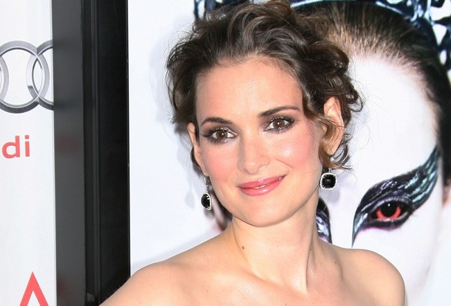 Winona Ryder gyereket akar