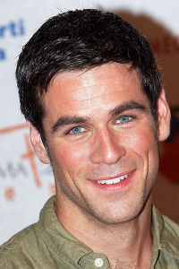 http://starity.hu/images/celebs/200x300/eddie-cahill-0811.jpg